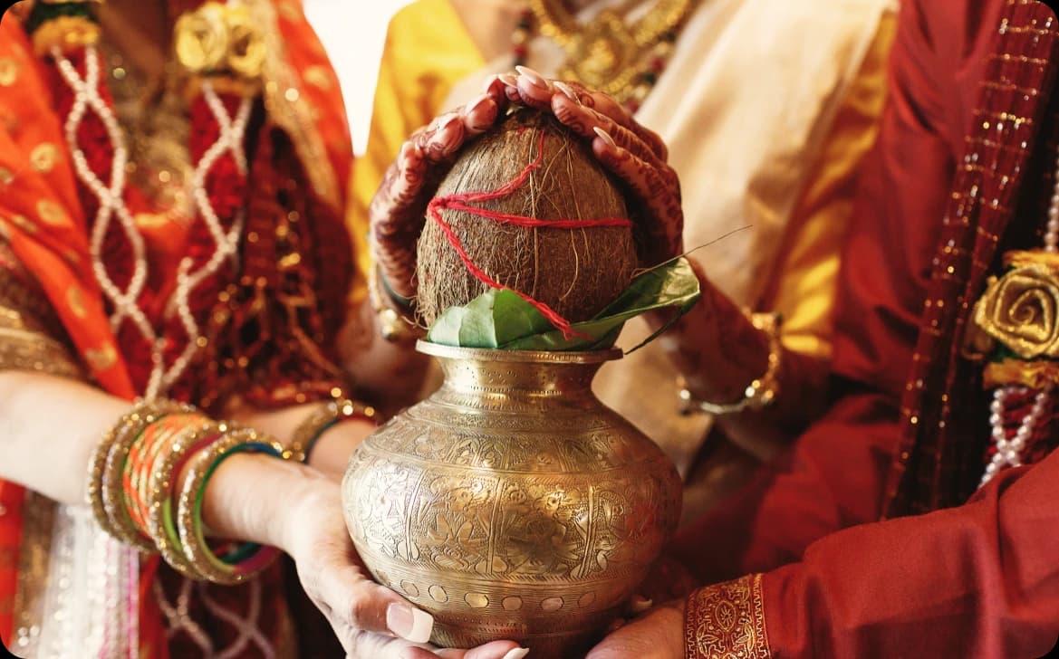માતાપિતા નારિયેળ અર્પણ કરતા ભારતીય લગ્ન વિધિ