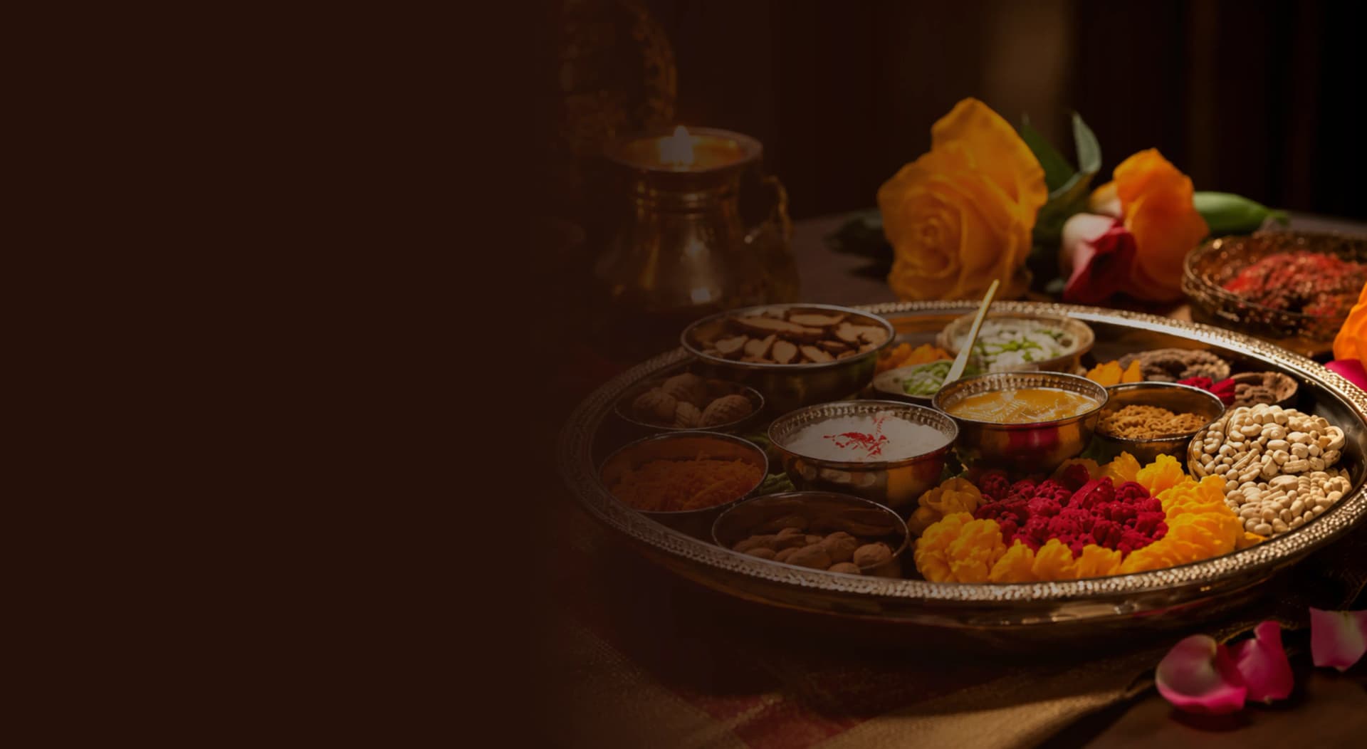 પુજારી પવિત્ર હિંદૂ પૂજા વિધિ કરે છે